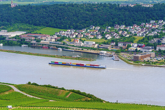  R&uuml;desheim am Main - view of the old town Bingen.