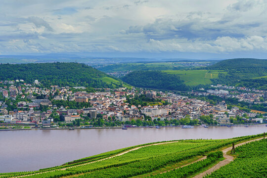  R&uuml;desheim am Main - view of the old town Bingen.