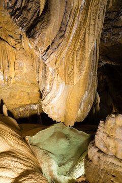 Concr&eacute;tions dans une grotte d&eacute;velopp&eacute;es au contact de dolomies et du calcaire. La perle, Grotte de Trabuc, grotte aux 100 000 soldats, Mialet proche Anduze, C&eacute;vennes, Gard
