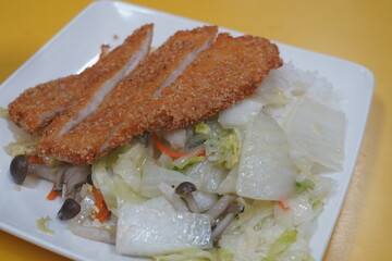 Fototapeta premium Crispy fried pork chop bento rice with vegetables