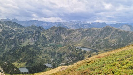 Fototapeta premium Les trois étangs de Rabassoles vus depuis le col de la Coumeille de l'Ours, avec le massif des Camporells en arrière-plan (Petit Québec ariégeois, Parc naturel régional des Pyrénées ariégeoises)