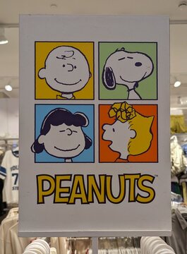 Vista de cerca de un cartel de publicidad con Snoopy, Charlie Brown, Lucy y Sally de The Peanuts, en tienda de ropa de Madrid, Espa&ntilde;a, 3 de mayo de 2026