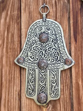 Fatimas Hand, Gl&uuml;cksbringer an einer h&ouml;lzernen T&uuml;r in Marokko, Hamsa, Khamsa, Unheil abwehrend