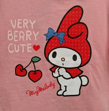 Vista de cerca del estampado de la conejita My Melody con unas cerezas con forma de coraz&oacute;n y el texto VERY BERRY CUTE, en una camiseta infantil. Madrid, Espa&ntilde;a, 3 de mayo de 2026