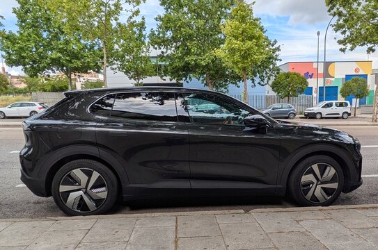 Vista lateral de un autom&oacute;vil SUV crossover compacto Changan Deepal S05 aparcado en una calle de Madrid, Espa&ntilde;a, 3 de mayo de 2026