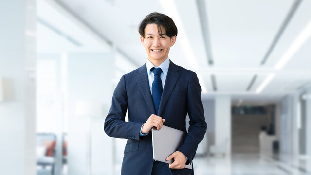 ノートパソコンを持つ男性ビジネスマン, Businessman Holding Laptop Computer