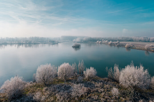 Paysage hivernal gel&eacute; au bord d'un lac, vue a&eacute;rienne, Lot-et-Garonne