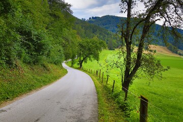 Obraz premium Murradweg long-distance cycling route along river Mur in Austria. View near Frohnleiten in Styria state.