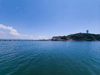 江ノ島大橋と江ノ島  © しえるん