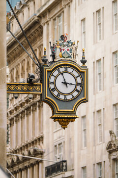 Horloge victorienne dor&eacute;e dans la City de Londres