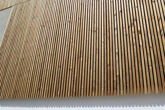 Bardage bois &agrave; lames verticales sur fa&ccedil;ade contemporaine de b&acirc;timent, parement ext&eacute;rieur en tasseaux de bois