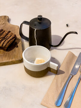 Th&eacute; artisanal avec brownie au chocolat dans caf&eacute; londonien