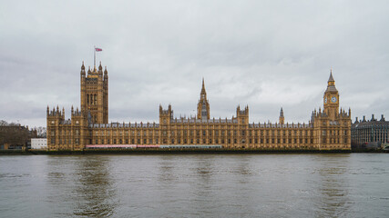 Naklejka premium Palais de Westminster et Big Ben depuis la Tamise, Londres