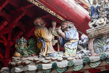Naklejka premium Ornate Chinese Temple Roof Sculptures and Relief Carvings