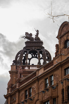 Quadrige sculpt&eacute; au sommet d'un b&acirc;timent victorien &agrave; Londres