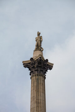 Colonne Nelson &agrave; Trafalgar Square, Londres, ciel nuageux