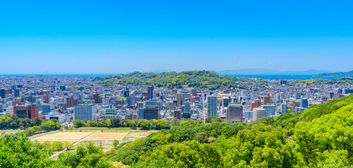 Naklejka premium 愛媛県松山市の街並みと青空の風景