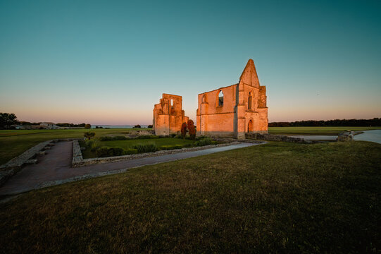 Abbaye des Ch&acirc;teliers en ruine au coucher de soleil, &Icirc;le de R&eacute;