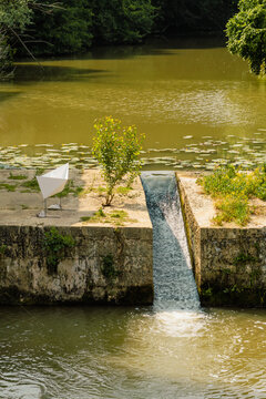 Barrage ancien sur la Ba&iuml;se &agrave; Barbaste avec d&eacute;versoir