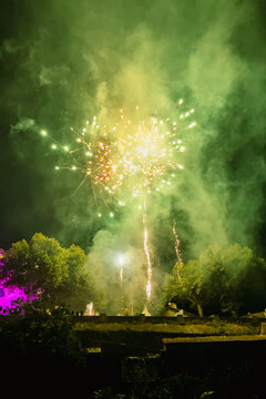 Feu d'artifice vert et dor&eacute; &agrave; N&eacute;rac le 14 juillet