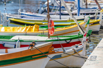 Bateaux de pêche typiques de méditerranée amarrés dans le port de La Ciotat en provence dans le sud de la France © PPJ