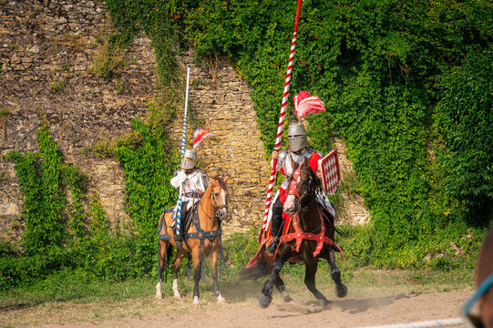 Joute m&eacute;di&eacute;vale &agrave; cheval au ch&acirc;teau de Duras