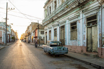 Obraz premium Vintage car shell on a colonial street in Cienfuegos