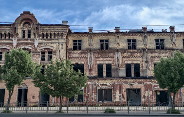 Obraz premium destroyed and burned houses in the city Ukraine war