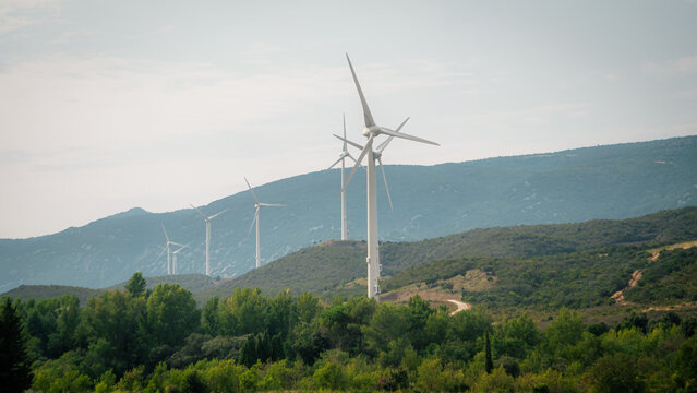 Parc &eacute;olien sur les collines de l'Aude, Pyr&eacute;n&eacute;es