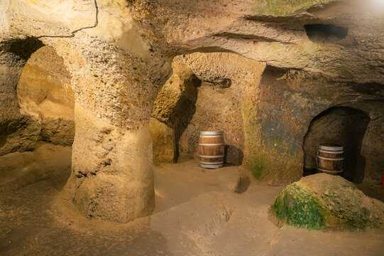 Cave taill&eacute;e dans le roc avec tonneaux en bois, abbaye Saint-Hilaire