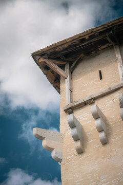 Tour m&eacute;di&eacute;vale de Cr&eacute;mieux, m&acirc;chicoulis et toiture ancienne