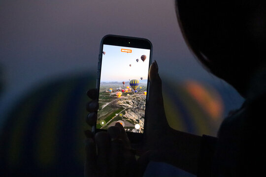 Capturing Hot Air Balloons in Cappadocia at Dusk