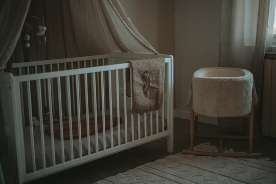 Chambre de b&eacute;b&eacute; chaleureuse avec lit et berceau en bois