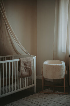 Chambre de b&eacute;b&eacute; chaleureuse avec lit et berceau en bois