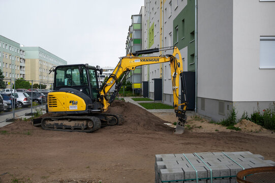 Deutschland , L&uuml;bbenau , 14.06.2026 , Ein kleiner Bagger von Yanmar auf einer Baustelle vor einem Mehrfamilienhaus