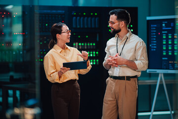 It engineers discussing data center operations, managing server network infrastructure and cloud computing solutions