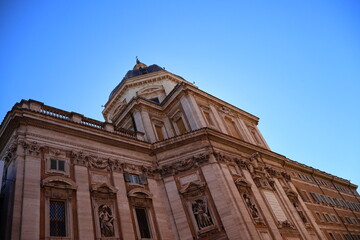 Obraz premium Historic Church Architecture and Dome Viewed from Below in Rome, Italy