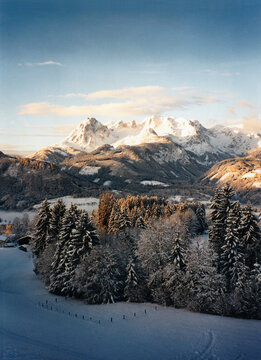 Blick von Werfenweng auf das Gebirgsmassiv Hochk&ouml;nig, Winter 2005 auf Kodak Diapositivfilm. Der Hochk&ouml;nig ist der h&ouml;chste Gipfel der Berchtesgadener Alpen und misst 2.941 Meter.