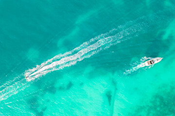 Obraz premium Amazing top view of yacht. Aerial view of luxury floating small ship in blue Caribbean sea. Yacht at the sea in Cancun in Mexico