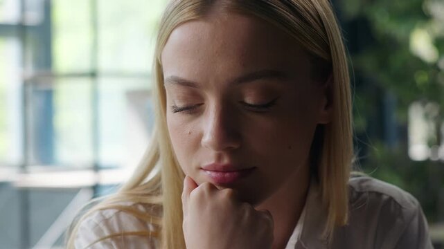 Closeup worried anxious Caucasian businesswoman thinking pensive business woman feeling worry hesitate emotional anxiety puzzled confused female girl think about work job complicated project in office