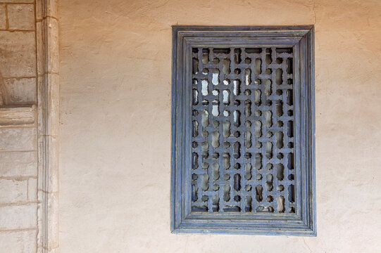 Blaues Fenster mit dekorativen Gitter, Zypern