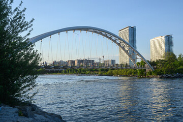 Fototapeta premium Humber Bay Arch Bridge in Etobicoke Toronto Canada