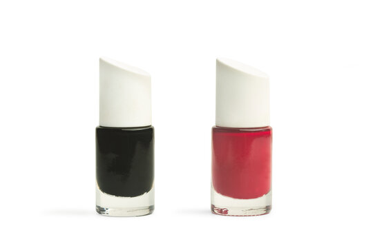 Dos esmalte de u&ntilde;as de color negro y rojo sobre un fondo blanco liso y aislado. Vista de frente y de cerca. Copy space