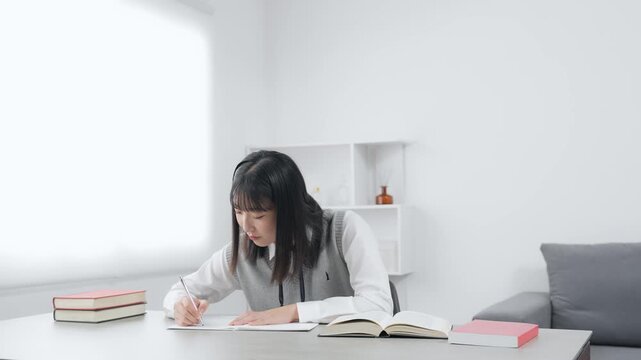 部屋で勉強する女子学生