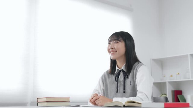 教室で授業を受ける女子学生