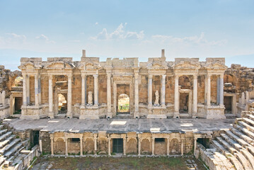 Obraz premium Ancient Roman theater in the archaeological site of Hierapolis, Pamukkale, Denizli, Turkey, historic architecture, and a famous cultural heritage landmark.