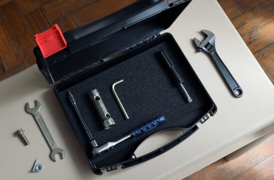 Kit b&aacute;sico de herramientas para mantenimiento y reparaciones del hogar sobre mesa