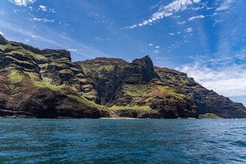 Obraz premium Lava flows ( tholeiitic basalt ), Nāpali Member, KAUA‘I VOLCANO. Niʻihau & Nāpali Coast Boat Tour, Kauai, Hawaii. Nāpali Coast is one of the most recognizable and beautiful coastlines in the world.