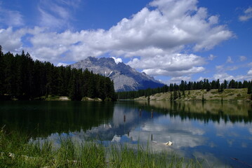Fototapeta premium lake in the mountains with blue sky, lake in Banff national park, Canada, Alberta, Canadian Rockies, nature, wildlife, wilderness, reflection, forest, water, 