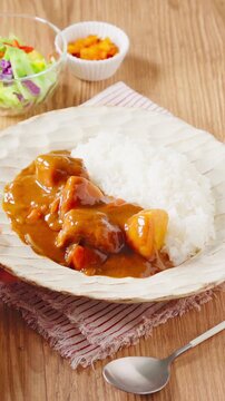 豚肉とじゃがいもの家庭的なカレーライス